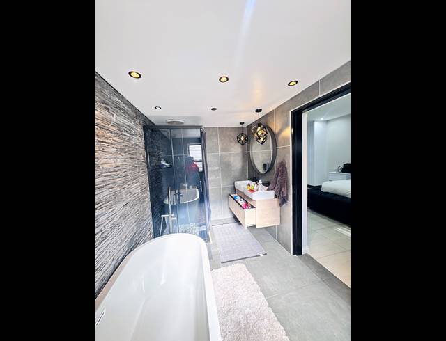 5 BEDROOM FREEHOLD FOR SALE IN ROCKDALE